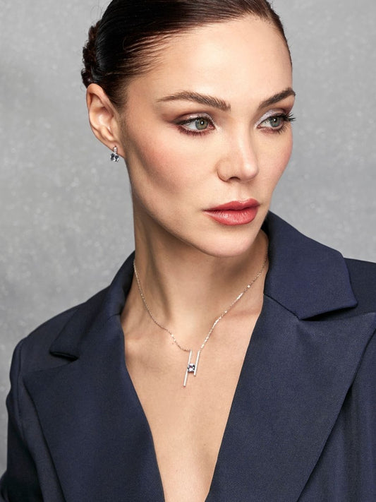Collar Nova con Alejandrita en Plata 925 y Baño de Oro Blanco de 18 kt.
