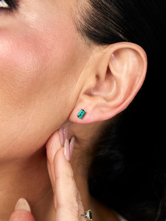 Aretes Astro con Esmeralda en Plata 925 y Baño de Oro Blanco de 18 kt.