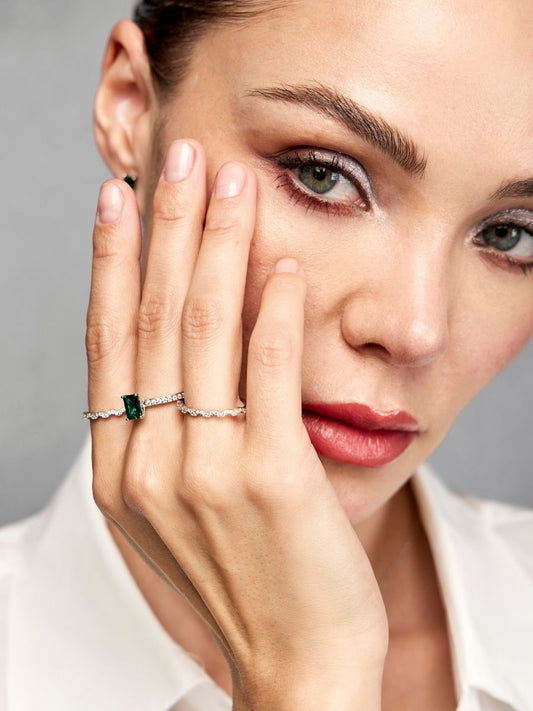 Anillo Trilogía Estelar con Esmeralda en Plata 925 y Baño de Oro Blanco de 18 kt.