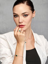 Anillo Trilogía Estelar con Esmeralda en Plata 925 y Baño de Oro Blanco de 18 kt.