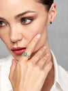 Anillo Trilogía Estelar con Esmeralda en Plata 925 y Baño de Oro Blanco de 18 kt.
