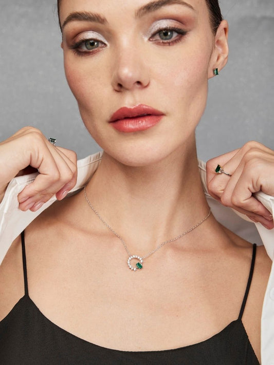 Collar Aurora con Esmeralda en Plata 925 y Baño de Oro Blanco de 18 kt.