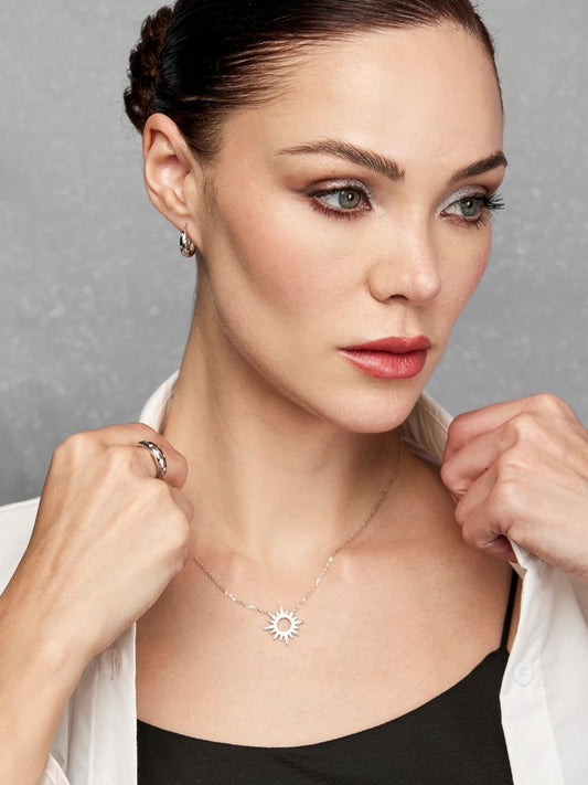 Collar Sol con Diamante Moissanite en Plata 925 y Baño de Oro Blanco de 18 kt.