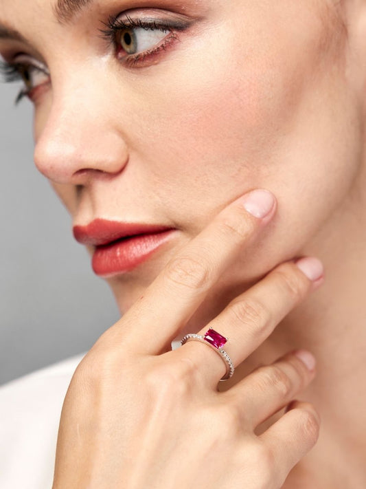 Anillo Antares con Rubi en Plata 925 y Baño de Oro Blanco de 18 kt.