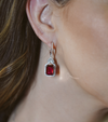 Aretes Rubí Corindón y Zafiros Blancos en Plata 925 y Baño de Oro Blanco de 18 kt.
