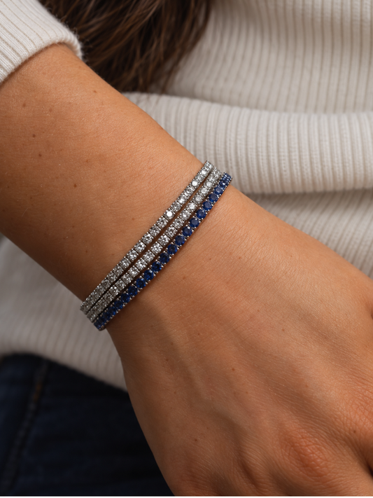 Brazalete Tennis 2mm con Zafiro Azul en Plata 925 y Baño de Oro Blanco de 18 kt